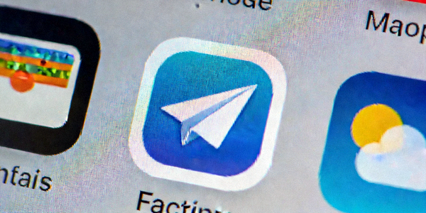 iPhone主屏幕上纸飞机应用图标的特写截图，图标清晰可见